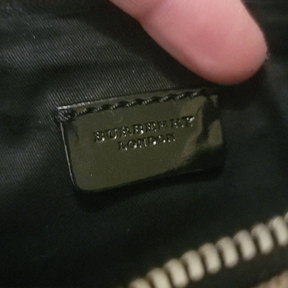 Burberry Wristlet Clutch. Burberry Plaid W/ Black Trim. Gorgous! BN. - Picture 4 of 8